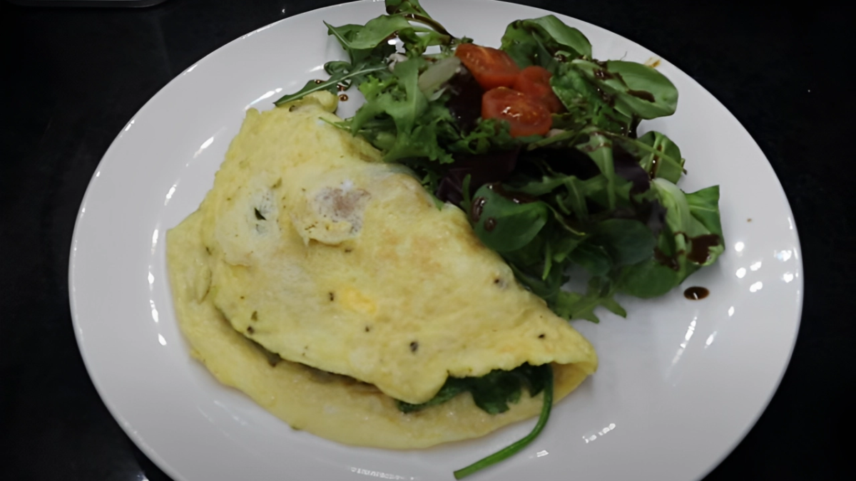 avocado-egg-omelet-with-roasted-tomatoes-in-spinach